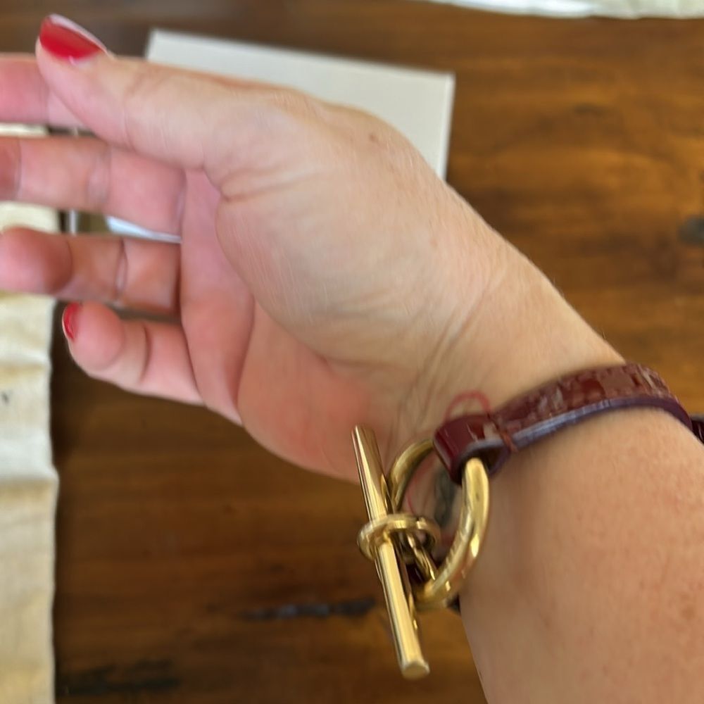 Burbbery Leather gold hardware lock impeccable Burgundy color - Picture 3 of 6